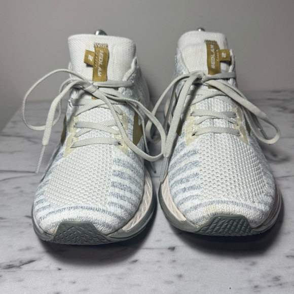Women’s size 10 Brooks Bedlam 2 White Grey Gold Athletic Running Shoes - Picture 2 of 11